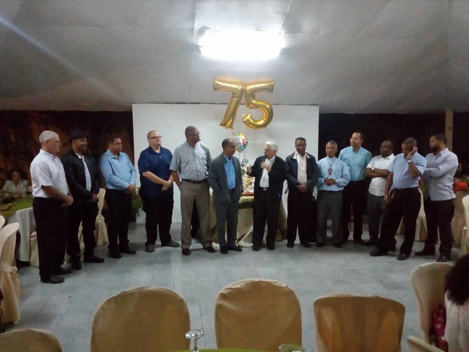 Monseñor José Grullón celebra 75 años y aún no se va