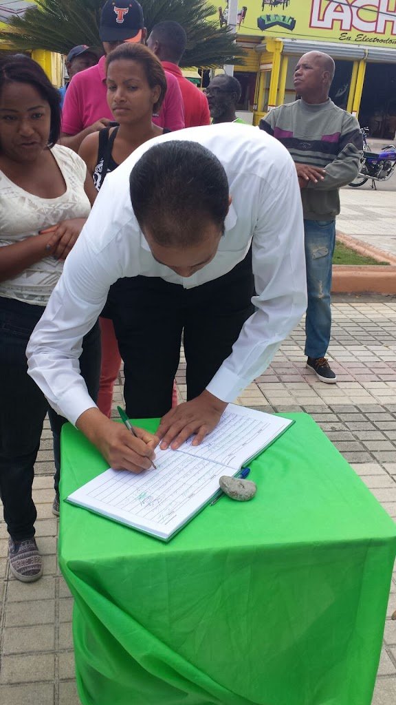 Decenas de sanjuaneros firman el «Libro Verde»